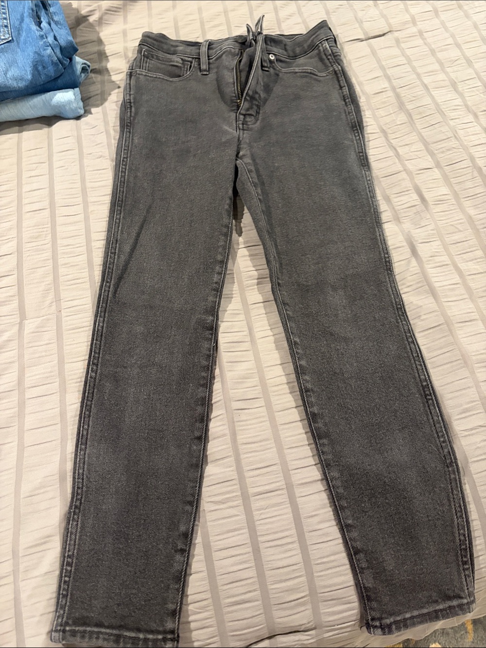 28P Classic Straight-Leg black/Gray Denim Jeans
